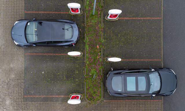 Archivbild: Tesla-Fahrzeuge parken bei einer Ladestation in Deutschland.