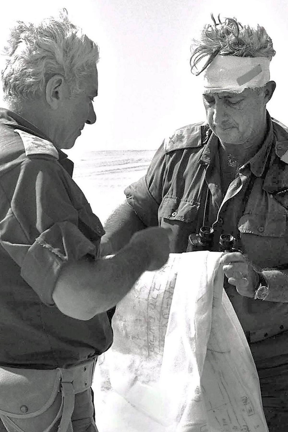 Schon wieder Krieg: Als die arabischen Nachbarn 1973 Israel überfieleln (Jom-Kippur-Krieg), wollte man Auf Scharons Expertise nicht verzichten. Er wurde aus dem militärischen Ruhestand zurückbeordert und konnte entscheidende Erfolge gegen Ägypten auf seinem Konto verbuchen.