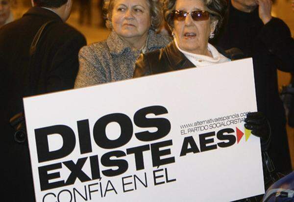 Auch in Madrid demonstrierten Gläubige gegen die atheistischen Plakate auf Bussen. "Es gibt Gott, vertraut ihm", heißt es auf ihren Schildern.