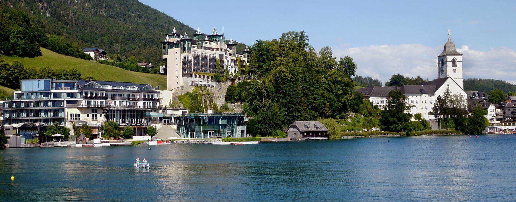 Viele Österreicher urlauben heuer daheim (im Bild das Weiße Rössl am Wolfgangsee). Das Fehlen der ausländischen Gäste kompensiert das nicht. 