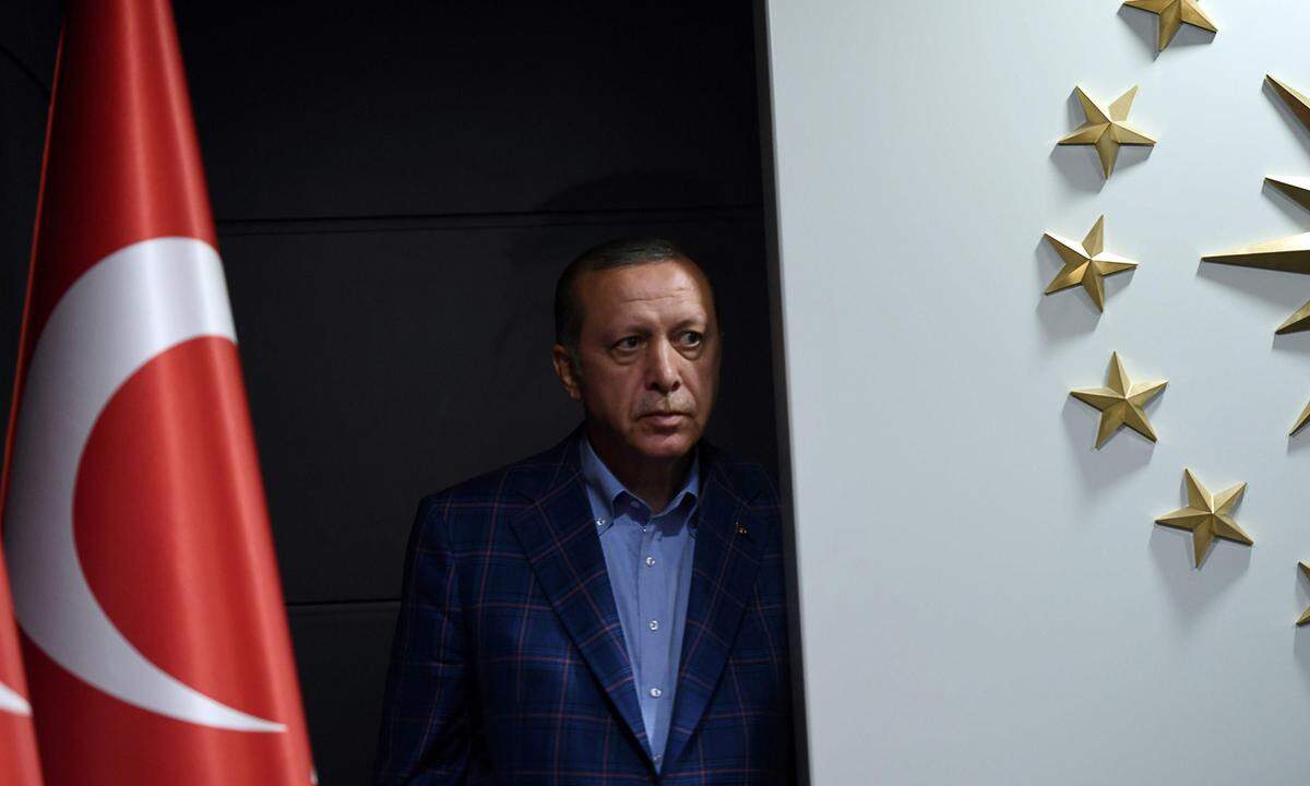 Er hat sein Ziel vorläufig erreicht. Die AKP feiert sich als Sieger des Verfassungsreferendums. Staatliche Medien sagen, etwa 51,4 Prozent der Türken haben dafür gestimmt, Präsident Recep Tayyip Erdogan mit noch mehr Macht auszustatten.
