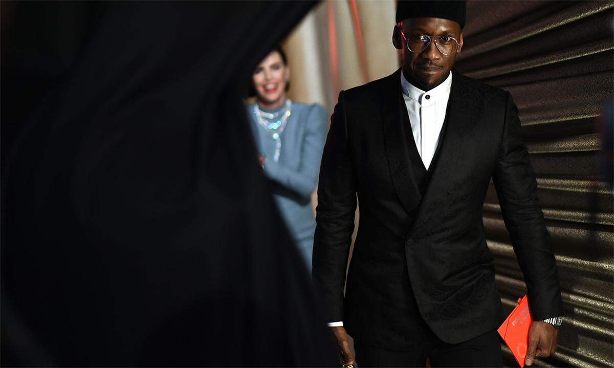 Bereits vor zwei Jahren hatte Mahershala Ali den Oscar als bester Nebendarsteller für "Moonlight" gewonnen. Nun also wieder: In seiner Dankesrede betonte er, er sei überzeugt, die "Essenz" des von ihm dargestellten Don "Doc" Shirley im Rassismus-Drama "Green Book" getroffen zu haben. Zuvor war der Film von der Familie Shirleys kritisiert worden.