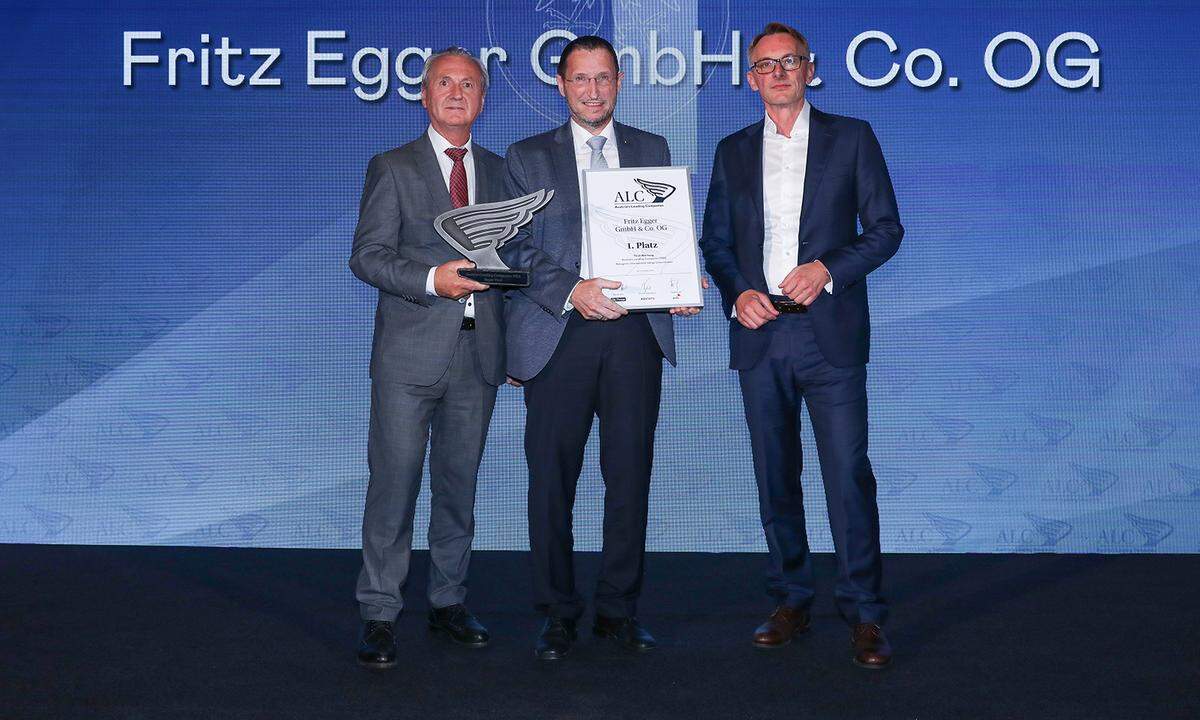 Auszeichnung 1. Platz Internationale Unternehmen für die Egger Gruppe in St. Johann (v.l.): IV Tirol-Geschäftsführer Eugen Stark, Egger-Werksleiter Finanzen Martin Reinberger und PwC-CEO Rudolf Krickl.
