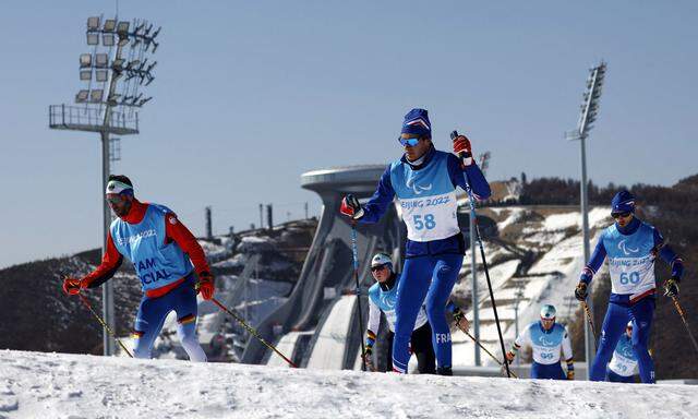 Athleten aus Frankreich trainieren für die paralympischen Winterspiele.