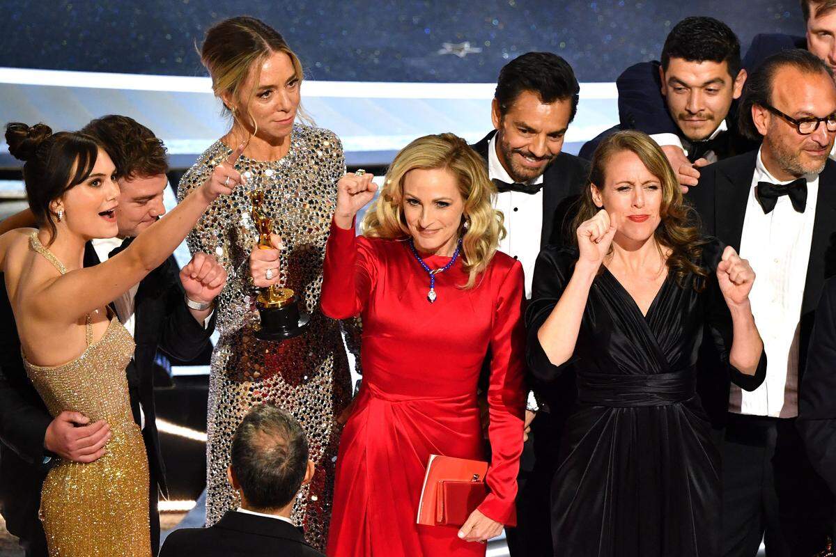 Weniger skandalträchtig: Crew und Cast von "CODA": Die Gehörlosen-Tragikomödie hat bei der 94. Oscar-Verleihung in der Kategorie Bester Film triumphiert.