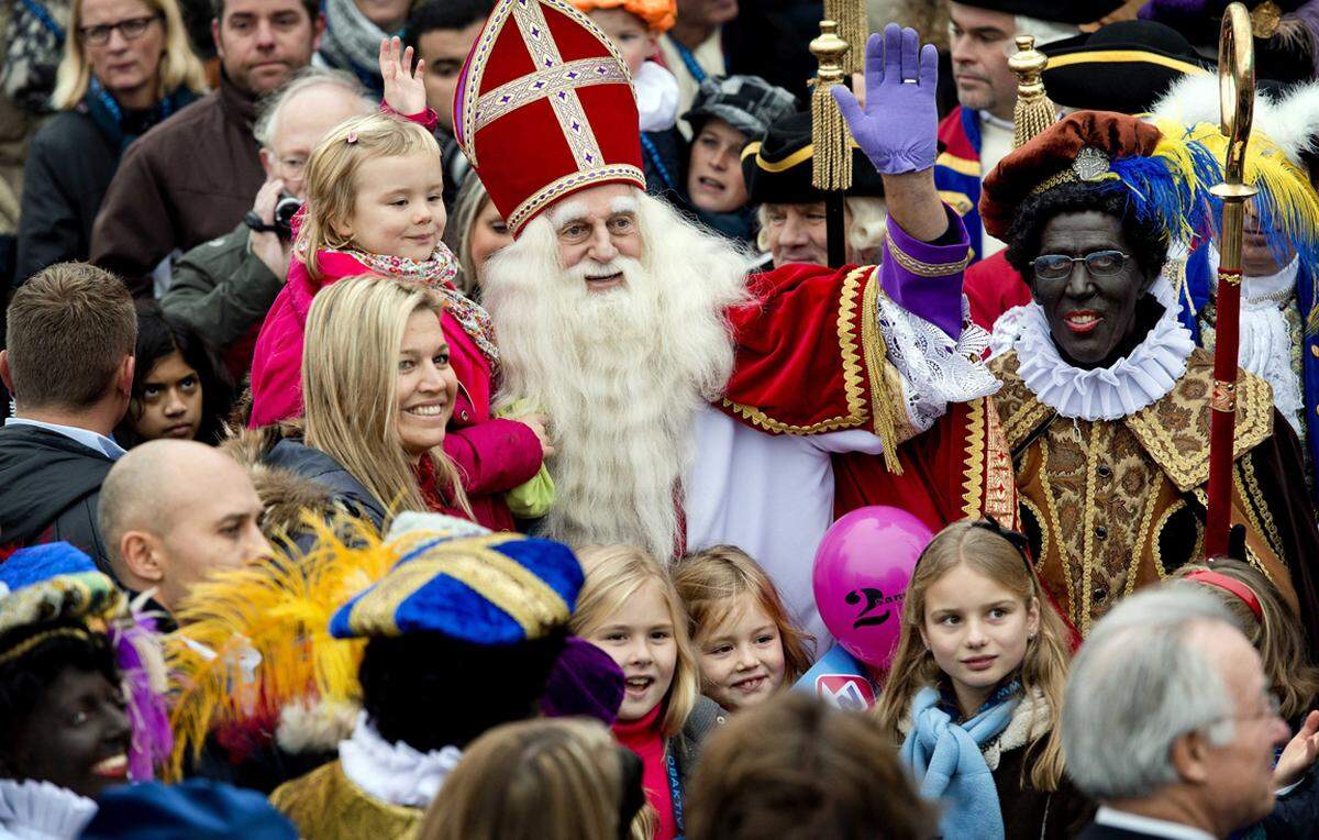 Prinzessin Maxima der Niederland ging mit ihren drei Töchtern schon auf Tuchfühlung mit dem Nikolaus.