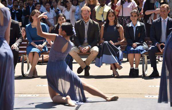 Auch eine Tanzperformance wurde für Prinz Harry und seine Ehefrau, die übrigens ein Kleid von Roksansa Athena trug, aufgeführt.