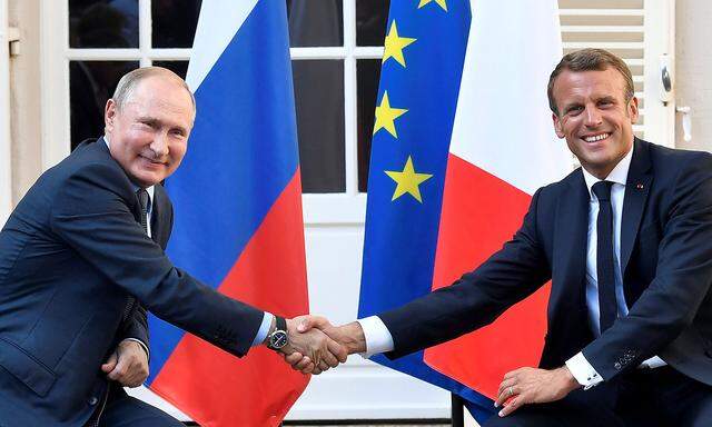Der russische Präsident Wladimir Putin (links) zu Besuch bei seinem französischen Amtskollegen  Emmanuel Macron