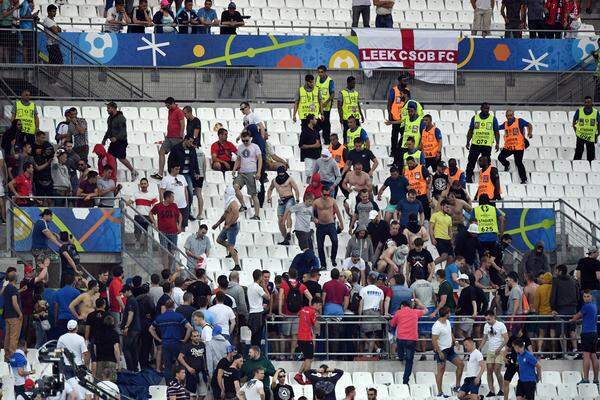 Brutale Gewalt überschattet den EM-Auftakt in der südfranzösischen Hafenmetropole Marseille. Bei Zusammenstößen zwischen Fangruppen vor dem Europameisterschaftsspiel England gegen Russland (1:1) sind am Samstag mindestens 31 Menschen verletzt worden. Und nach Abpfiff wurde im Stadion randaliert.