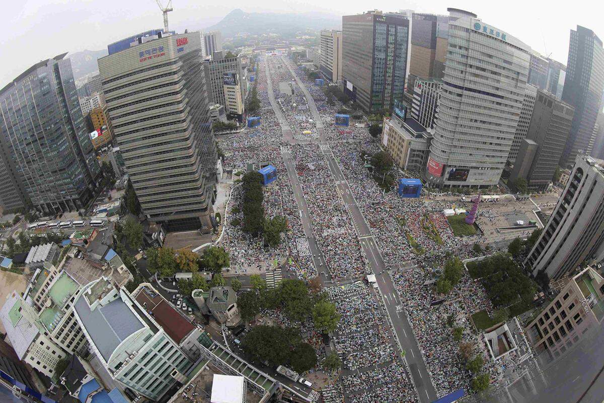 Zum Höhepunkt seines Besuchs in Südkorea hat Papst Franziskus bei einer Freiluftmesse vor Hundertaussenden Menschen 124 Märtyrer seliggesprochen.