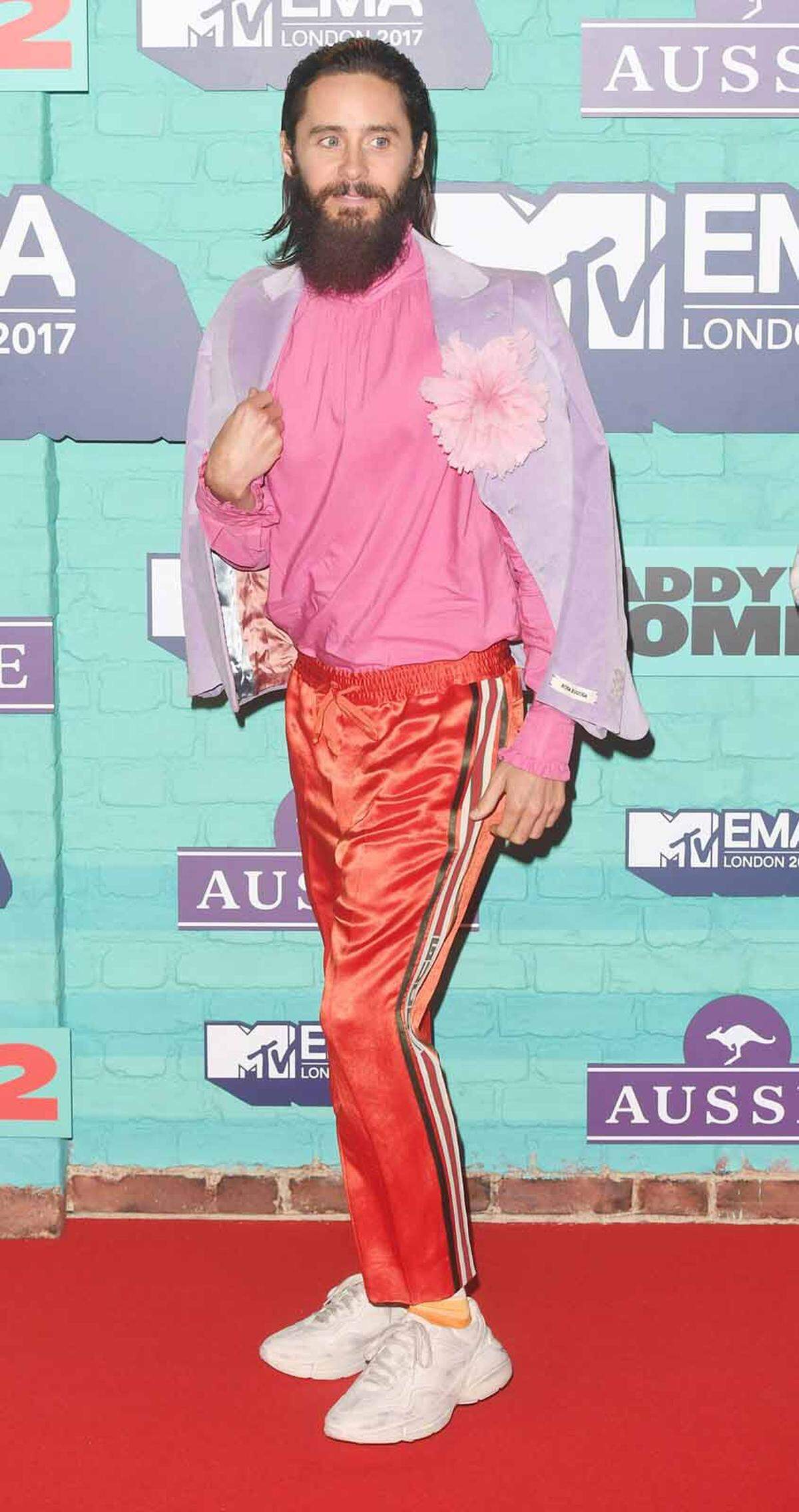 Schauspieler Jared Leto gehört zu den modemutigsten Männern Hollywoods. Rote Jogginghose, rosa Bluse und violette Jacke sind dann aber wohl doch zu viel des Guten.