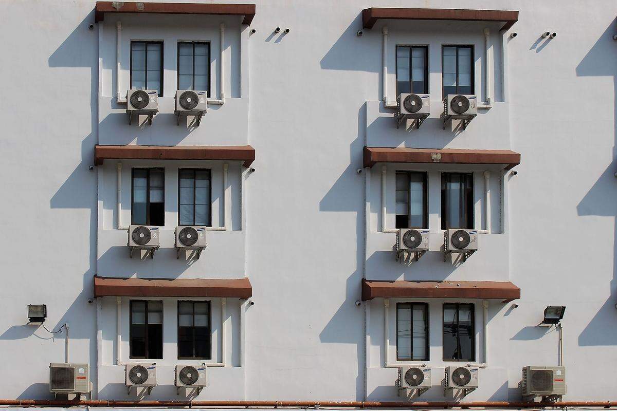 In Stadtwohnungen sind Wandgeräte die günstigste Variante. Das größte Problem ist dort die Montage des Außengerätes. Bei zahlreichen Hausaußenfassaden ist sie nicht möglich oder nicht gestattet, etwa aus Denkmalschutzgründen.