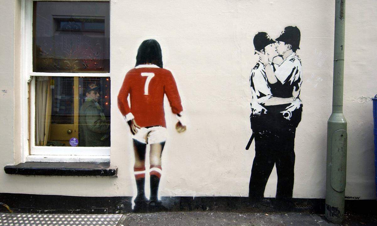 Mittlerweile sind die Bilder des Phantoms Teil der Pop-Ikonografie geworden: Etwa die küssenden Polizisten aus dem Jahr 2005. Banksy sorgt seit langem für Aufregung.