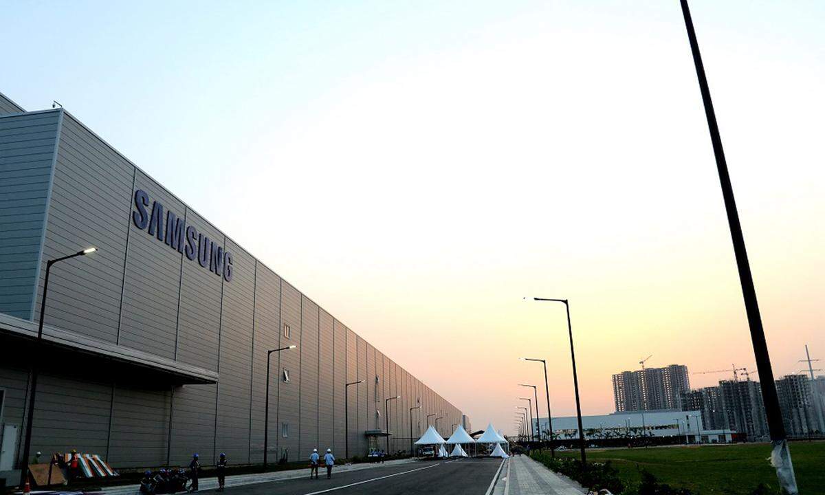 Die deutsche Online-Plattform "Maschinensucher.de" hat ein Ranking der größten Fabriken weltweit erstellt. Die Top 10 eröffnet Samsung mit seinem indischen Produktionswerk in Noida. Mit 129.000 Quadratmeter Fläche handelt es sich um die größte Handy-Fabrik der Welt.