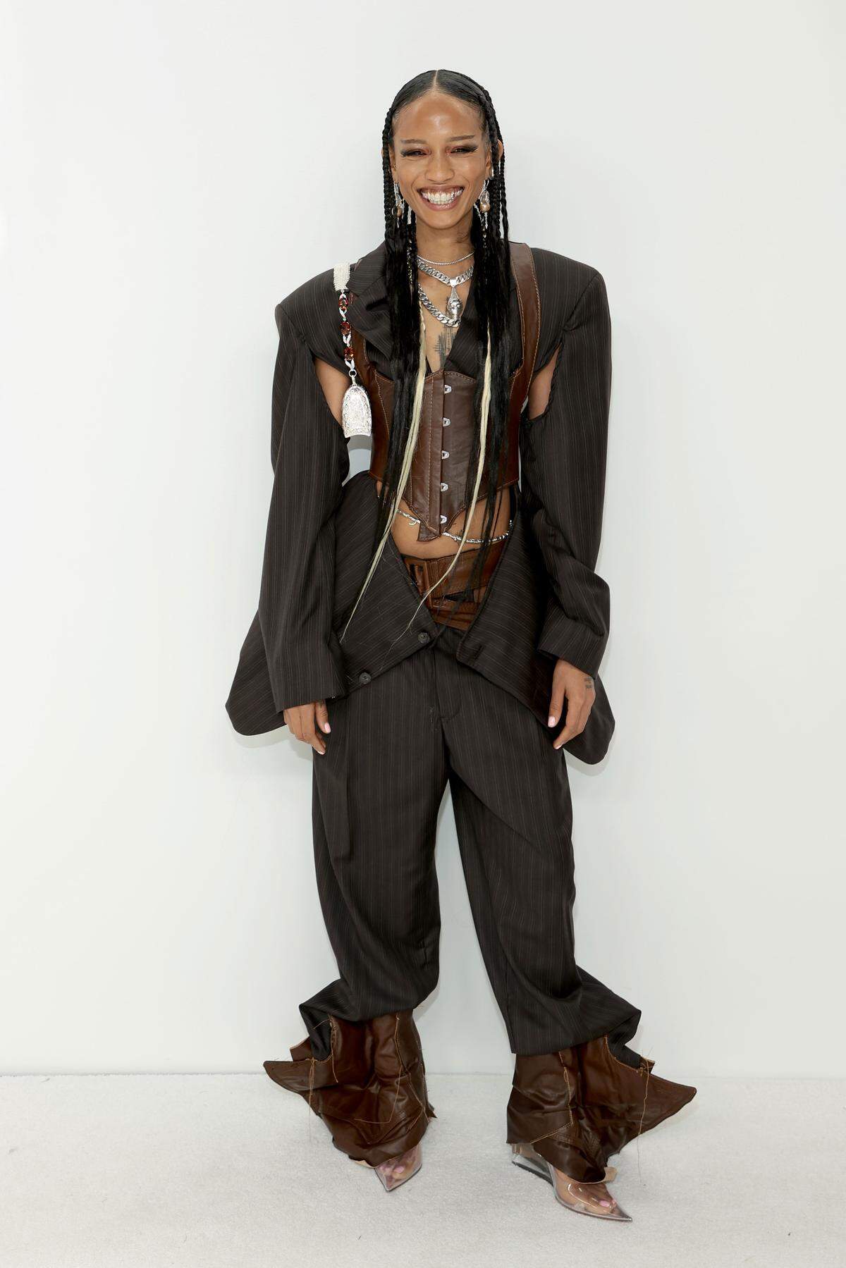 Model und Filmemacherin Adesuwa Aighewi kam in einem dekonstruierten Oversized-Anzug. Dazu ein Lederkorsett und exaltiertes Schuhwerk.