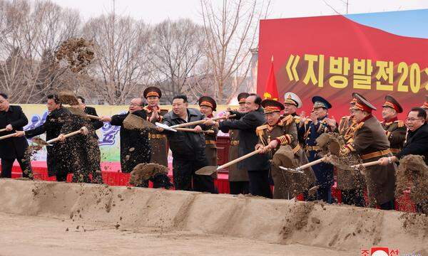 Kim Jong-un bei der Eröffnungszeremonie für die Errichtung einer Fabrik.