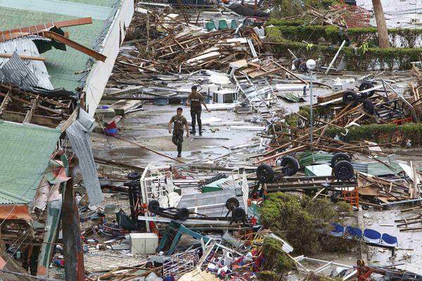 Jedes Jahr ziehen heftige Stürme über die Philippinen. Jene Zerstörungskraft, die "Haiyan" allerdings in Tacloban vollbracht hat, ist selten. Die Inselhauptstadt von Leyte ist teilweise vollkommen zerstört.