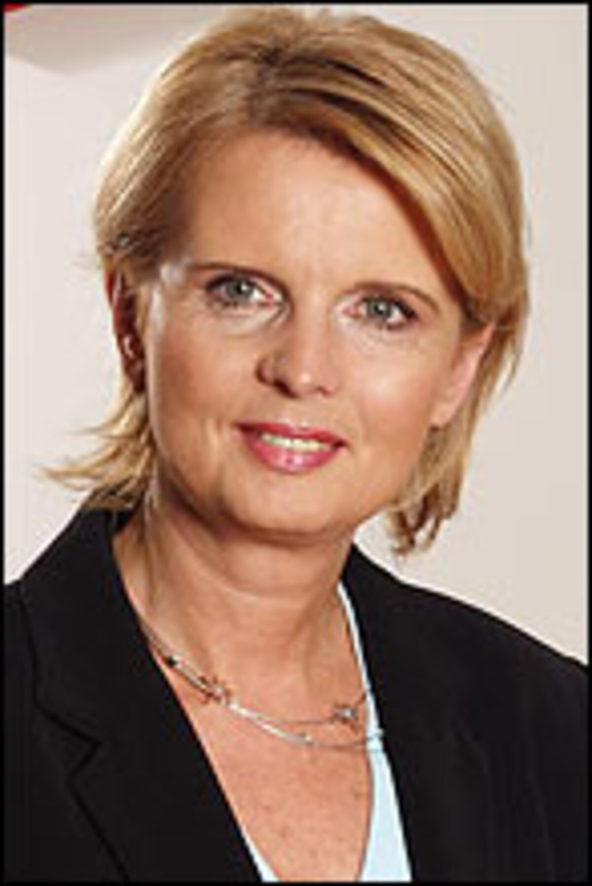 Mit 1. November 2006 übernimmt die langjährige und erfahrene Branch-Managerin Evelyn Tremmesberger die Geschäftsführung von Amway Österreich. Seit 20 Jahren im Unternehmen, repräsentiert sie mit einem Team von 32 Mitarbeitern die Partnerschaft für 15.000 selbstständige Amway-Geschäftspartner.