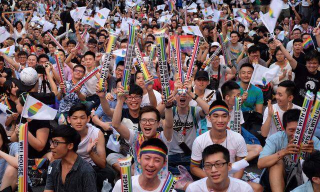 Große Freude bei den Aktivisten nach der Urteilsverkündung in Taiwan.