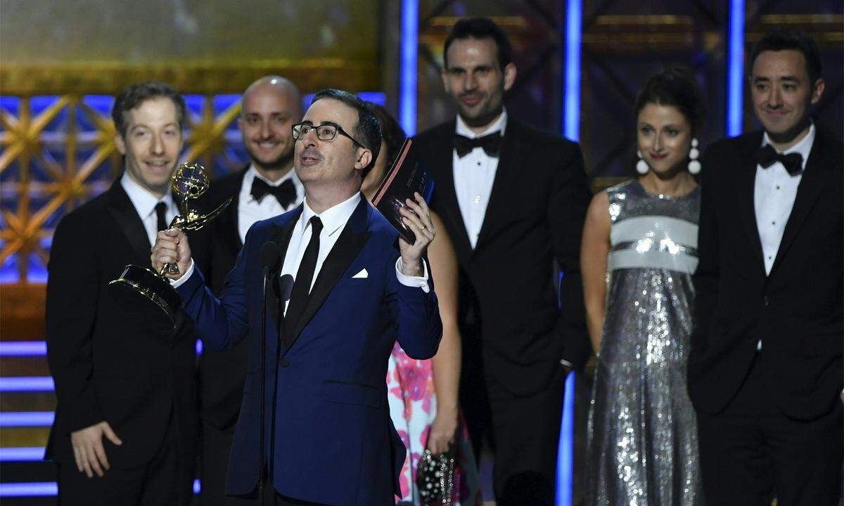 Die Emmys für das beste Late-Night-Show-Drehbuch und die beste Late-Night-Show gingen an den britischstämmigen John Oliver mit seiner herrlich komischen Late-Night-Politiksatire „Last Week Tonight“.