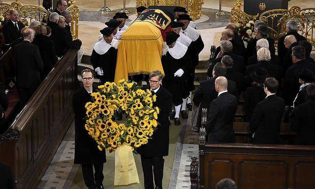 Einen Kranz aus gelben Sonnenblumen widmeten Schmidts Tochter und Lebensgefährtin dem Verstorbenen.