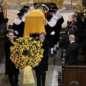 Einen Kranz aus gelben Sonnenblumen widmeten Schmidts Tochter und Lebensgefährtin dem Verstorbenen.