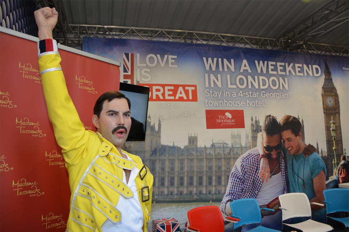 Am Platz selbst warteten auch größere Dubletten der Musikwelt. Freddie Mercury wirbt im Rahmen des Song Contest als Wachsfigur für einen Londonbesuch.