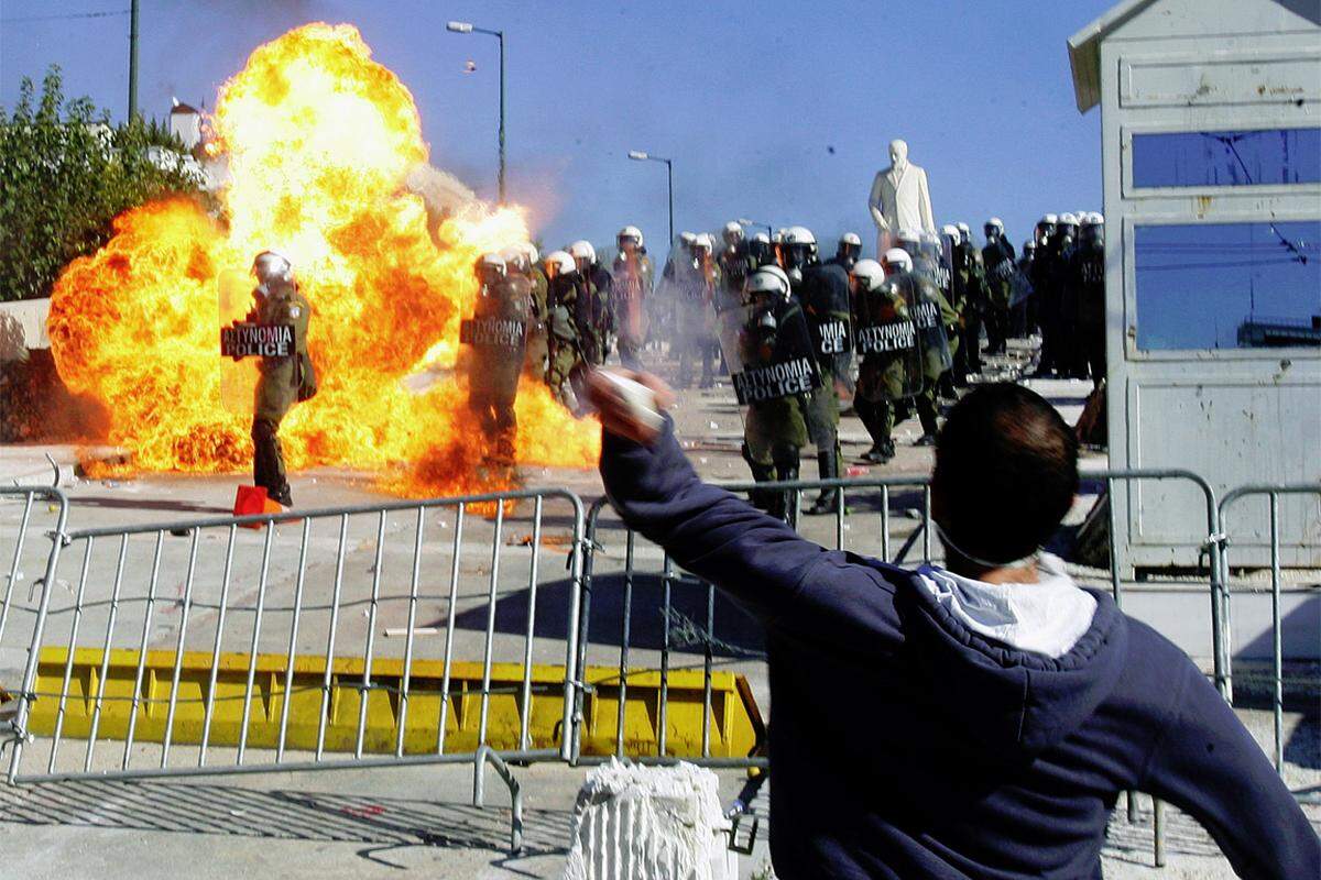 Rund 200 jugendliche Demonstranten lieferten sich am Mittwoch in Athen Auseinandersetzungen mit der Polizei, einige warfen Brandsätze und Steine.
