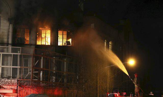 Flames rise from Saudi Arabia´s embassy during a demonstration at in Tehran