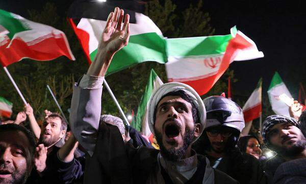 In Teheran feierten Regimeanhänger den Angriff auf Israel. 