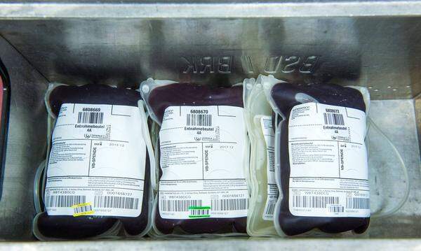 Das Rote Kreuz ruft wie häufig zur Erkältungszeit dringend zu Blutspenden auf. In ganz Österreich haben die Lagerstände aufgrund der Grippewelle ein "kritisches Niveau erreicht", heißt es. Zu diesem Thema ein paar Informationen: In Österreich wird ca. alle 90 Sekunden eine Konserve benötigt, insgesamt bis zu 350.000 Stück pro Jahr. Blut ist im Notfall durch nichts zu ersetzen und ist nur 42 Tage lang haltbar.