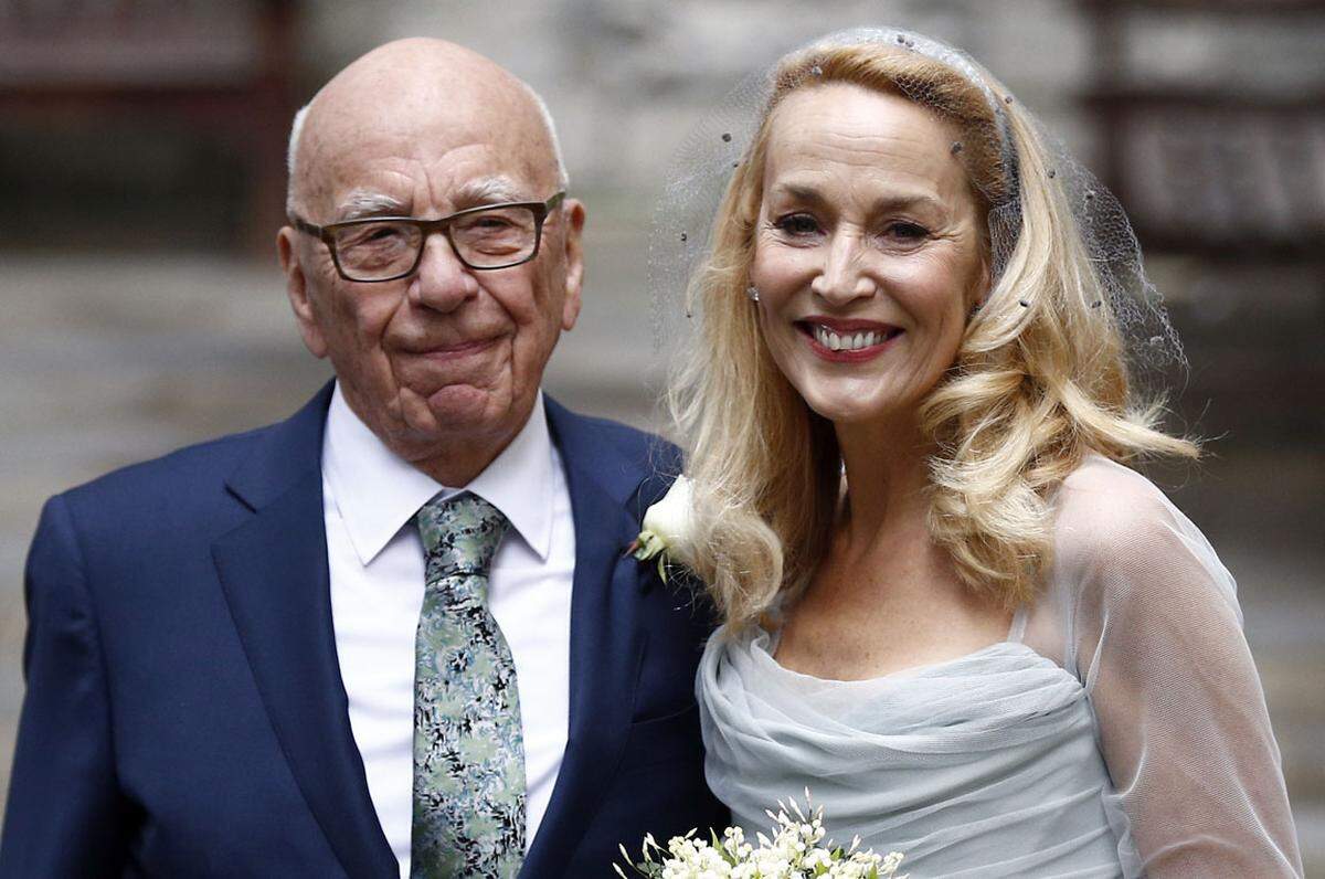 Medienmogul Rupert Murdoch (85) und Ex-Model Jerry Hall (59) haben in einer Kirche in London ihre Hochzeit gefeiert. Nach der privaten Zeremonie präsentierte sich das Paar kurz den Fotografen: Die gebürtige Texanerin trug ein elfenbeinfarbenes Kleid, die blonden Haare mit einem hauchzarten Schleier bedeckt. Murdoch erschien im blauen Anzug mit weißer Rose am Revers.  