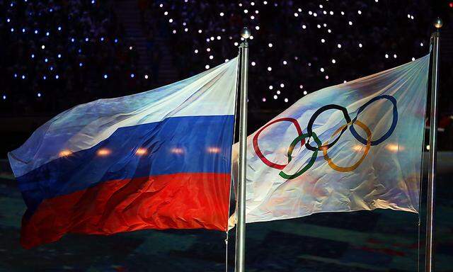 Russische und olympische Flagge