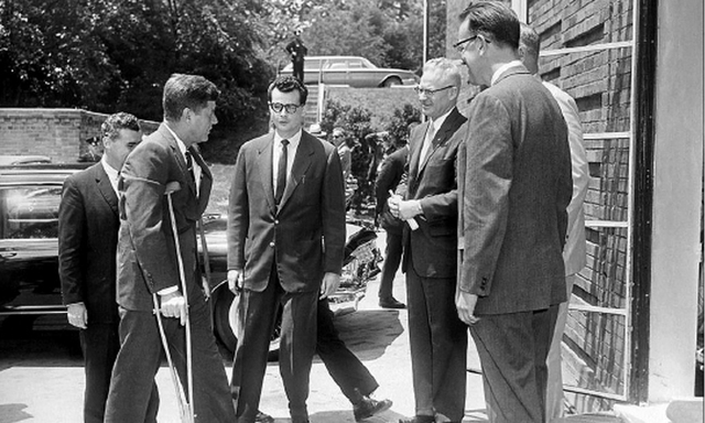 Ein Aufnahme mit Seltenheitswert: John F. Kennedy, der strahlend-sportliche Held der Nation, auf Krücken gestützt bei der Eröffnung einer Konferenz im Juni 1961.