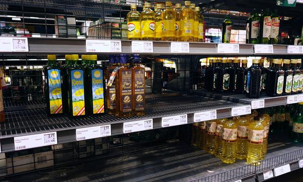 15.03.2022 Dortmund Vor leeren Regalen stehen die Verbraucher jetzt oft , wenn sie nach Sonneneblumen�l oder preiswertem