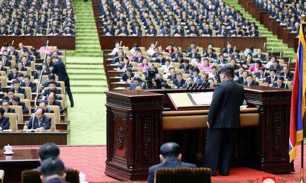 Auf diesem Bild, das von der nordkoreanischen Nachrichtenagentur KCNA veröffentlicht wurde, ist der nordkoreanische Diktator Kim Jong-un bei der Volksversammlung in Pjöngjang am 15. Jänner zu sehen.