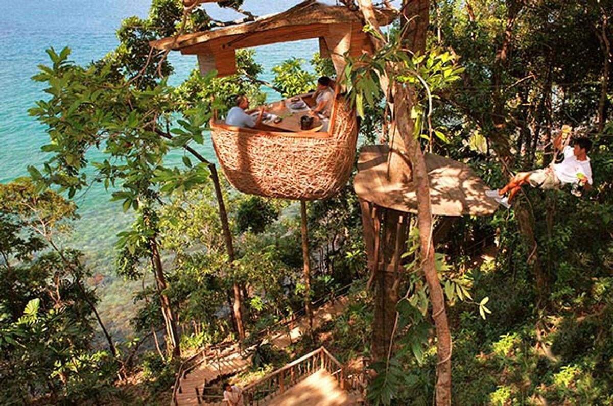 Mit Meerblick bitte. Zum Abschluss noch etwas Freundliches. Im "Nest-aurant" des Soneva Kiri Resorts auf der thailändischen Insel Ko Kut speisen die Gäste in einem Baumbusbaumhaus. Die Teller werden von Zipline-Akrobaten geliefert.