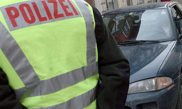 Symbolbild - Eine Frau aus Österreich verlor in Deutschland die Fahrerlaubnis, obwohl sie in Österreich weiterhin fahren darf.