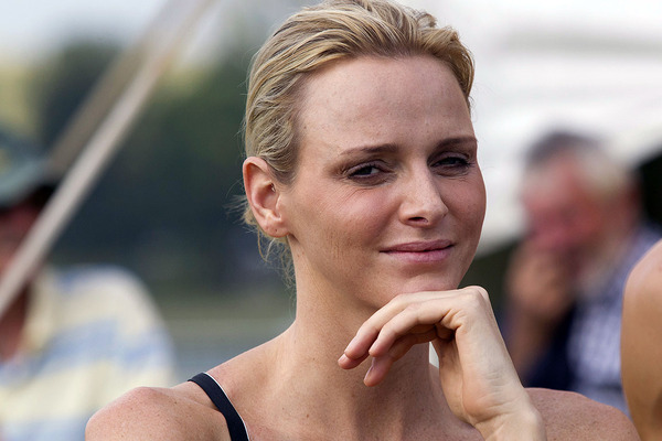 Charlene war lange Leistungssportlerin: 1996 gewann sie als 18-Jährige die Südafrikanischen Schwimmmeisterschaften. 2000 holt sie sich die Goldmedaille über 200 Meter Rücken beim "Marenostrum"-Wettkampf in Monaco. Dort lernt sie Albert kennen, den Präsidenten der internationalen Veranstaltung.