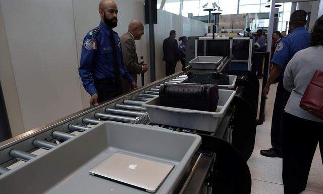 Das Sicherheitsprozedere (hier ein Archivbild aus New York) wird künftig auf mehreren Flughäfen in Großbritannien einfacher.