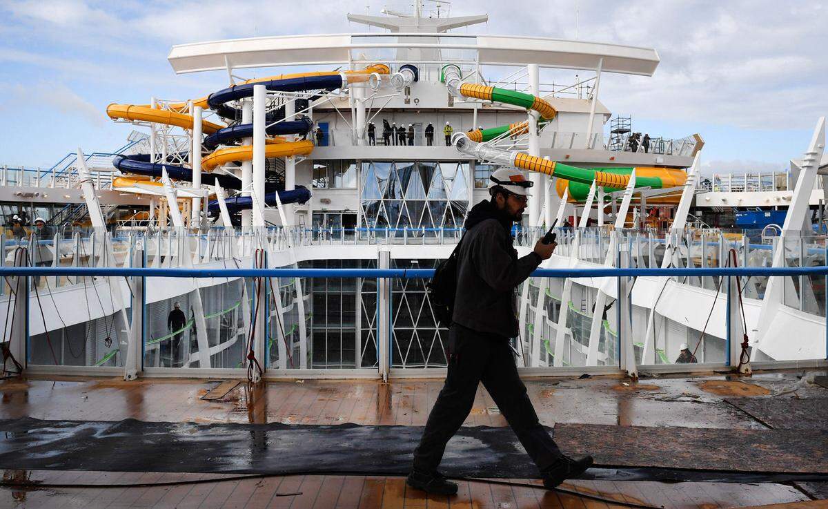 Drei mehrstöckige Wasserrutschen, mit denen man teilweise zehn Decks zurücklegen kann, stehen im Zentrum des Wasserparks.