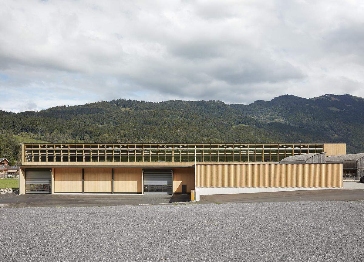 Johannes Kaufmann Architektur GmbH zeichnen für die Planung der Montagehalle Zimmerei und Tischlerei Kaufmann in Reuthe  verantwortlich - Eines von insgesamt zwei Gewinnerprojekten der Kategorie "Gewerbebau".