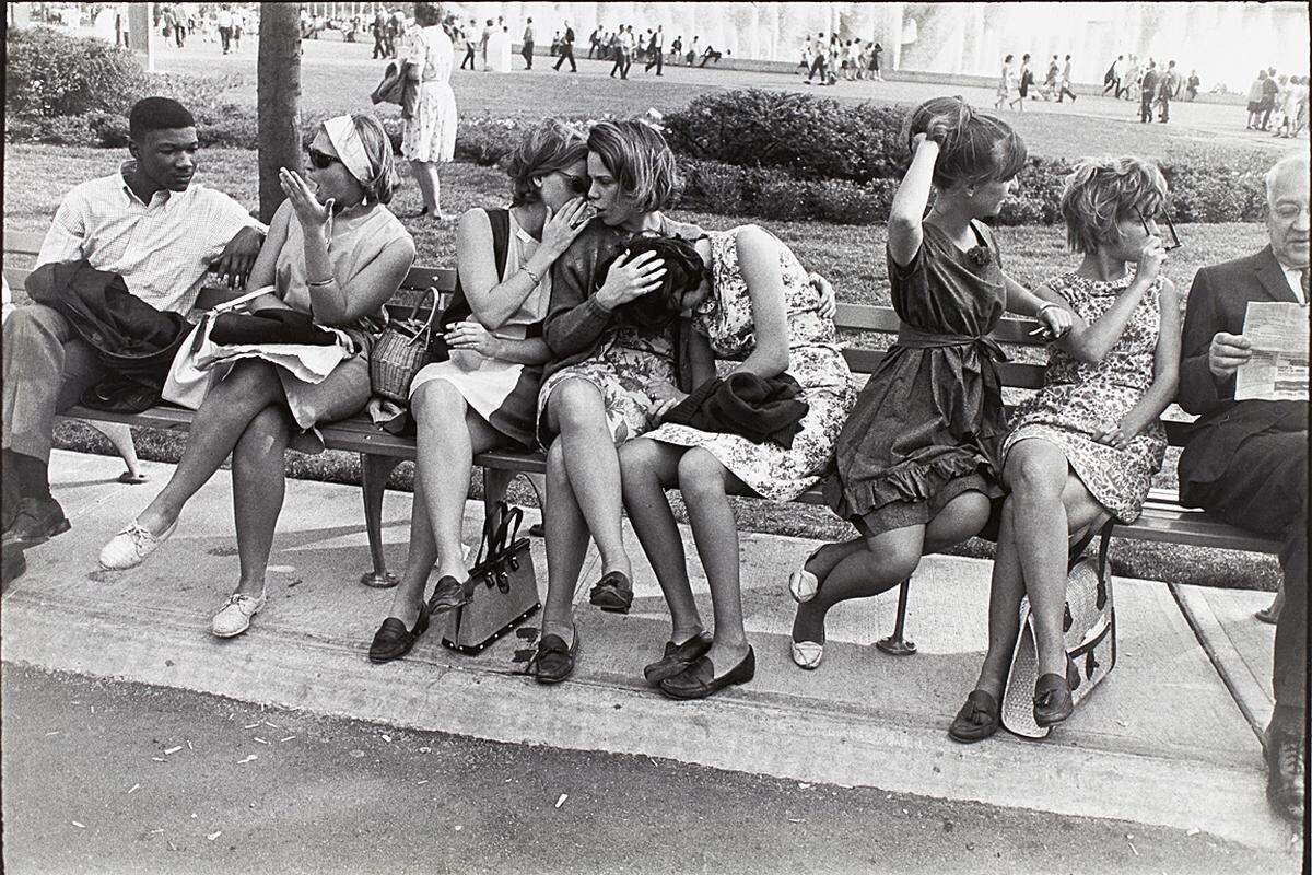 Egal ob in den Straßen und Parks von Manhattan oder auf High-Society-Partys - Winogrand lichtete zahlreiche Frauen und somit deren im Laufe der Jahre vollzogenen Wandel in Körpersprache, Auftreten und Habitus ab.  Garry Winogrand: Weltausstellung, New York, 1964 (c) Garry Winogrand, courtesy of Lola Garrido Collection