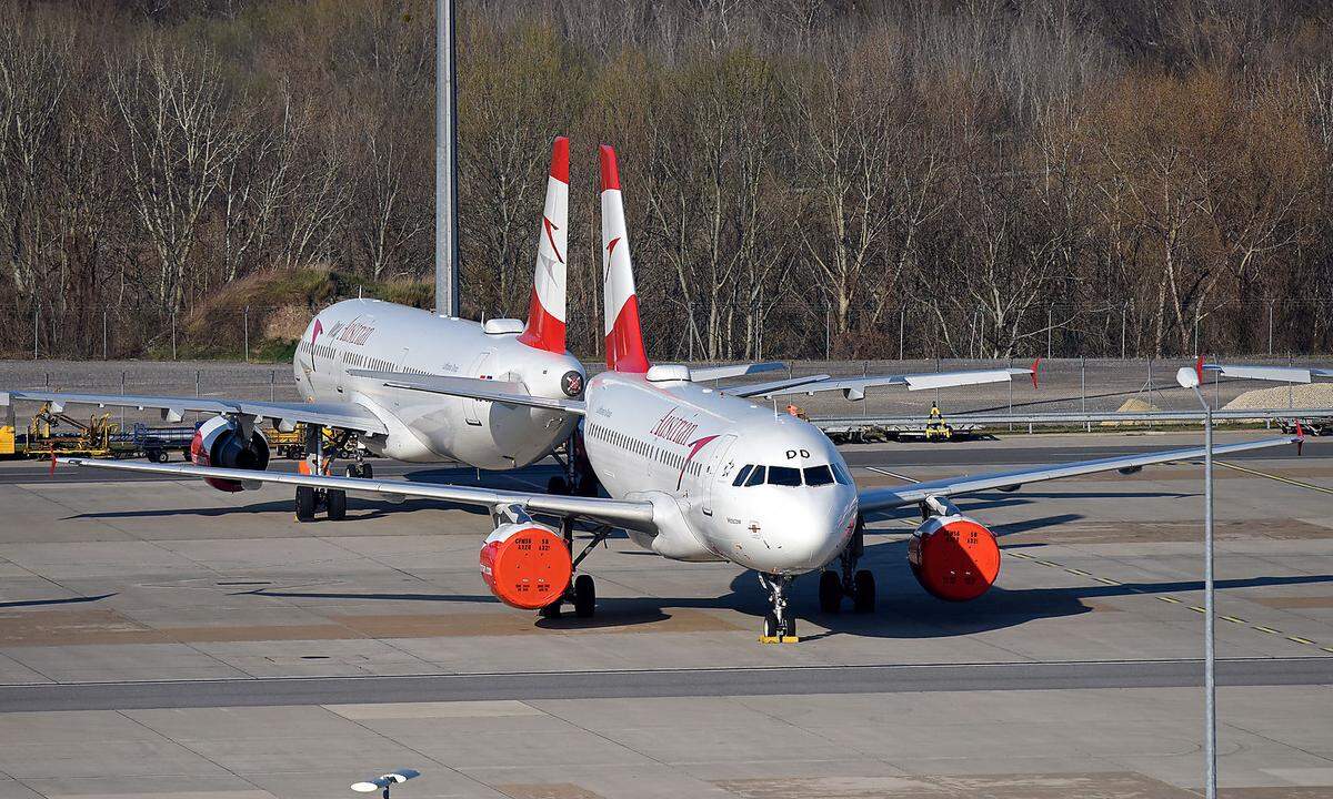 Nach wochenlangen Verhandlungen ist das Rettungspaket für die AUA nun fix. Im Bild: AUA-Maschinen in Wien-Schwechat  während des Corona-Lockdowns.