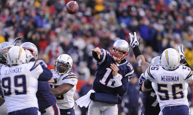 Tom Brady (New England Patriots) mit Ball - PUBLICATIONxINxGERxSUIxAUTxHUNxRUSxSWExNORxONLY (Icon35863146)