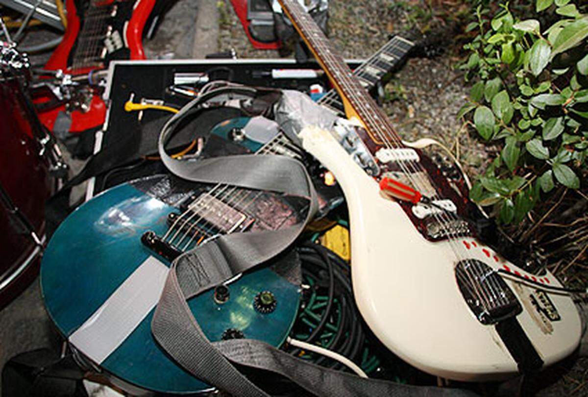 Und gleich nebenan lagen die gerade perlustrierten Gitarren von "Mord".