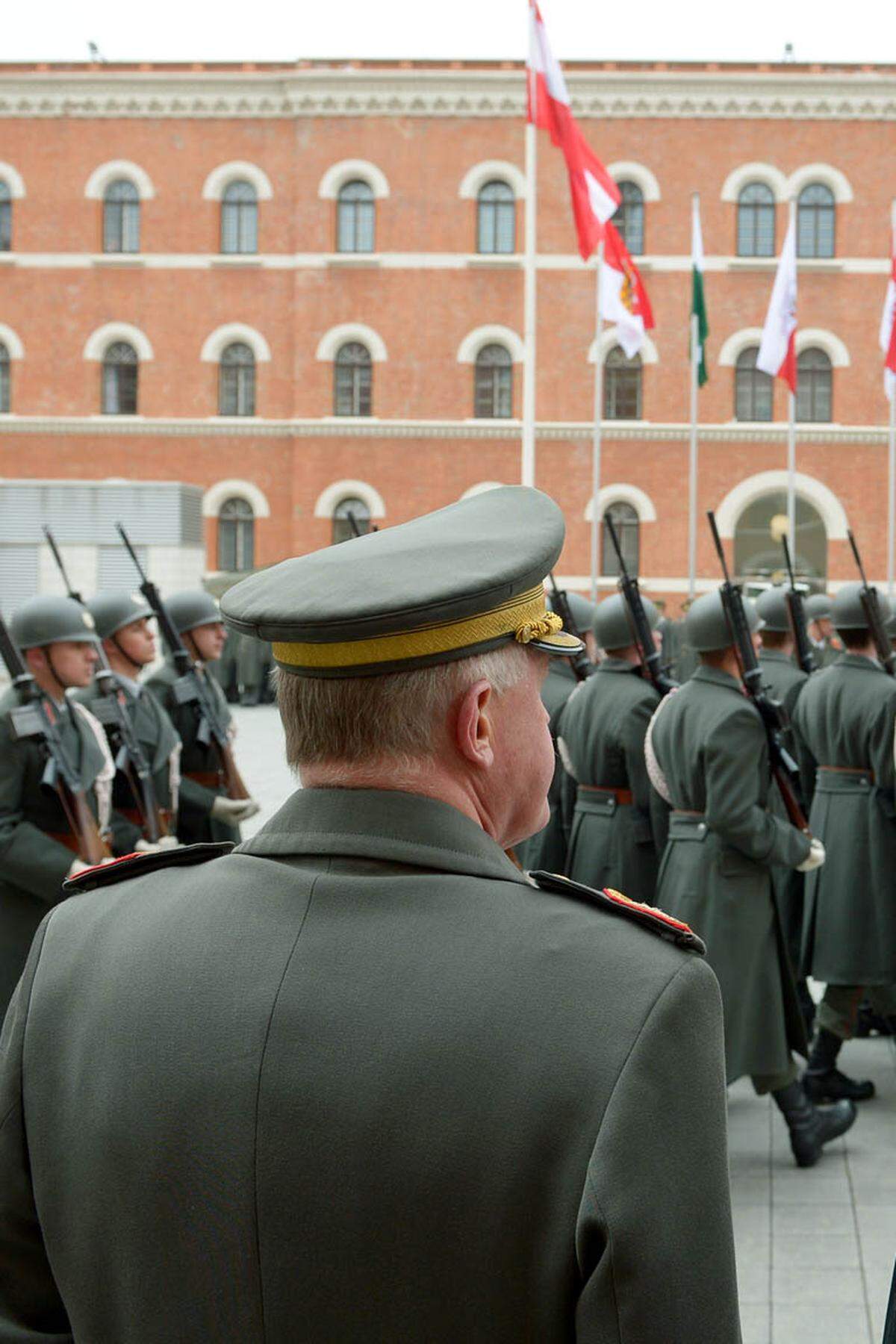 Auch Entacher signalisierte in seiner Rede, dass es nach dem Konflikt rund um die Wehrpflichtfrage nun wieder ein gutes Verhältnis zwischen Generalstab und Ministerium herrsche. Er bedankte sich beim Minister ausdrücklich für dessen "Art, wie er sein Amt angetreten hat". Für das Bundesheer hatte Entacher ebenfalls lobende Worte parat. Dieses sei - trotz Budgetknappheit - "gut gerüstet". Die Weichen für die Zukunft seien "gut gestellt".