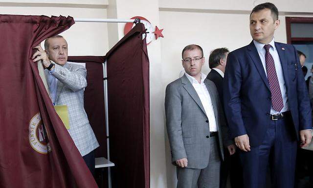 Noch-Premierminister Erdoğan bei seiner Stimmabgabe in Istanbul.
