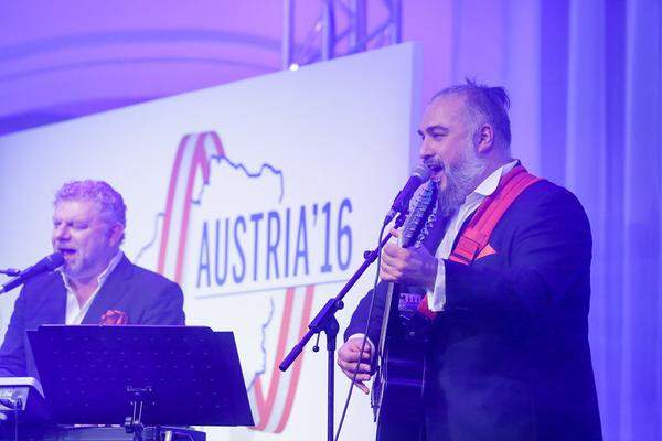 Musikalischer Stargast der Gala: Georgij Makazaria gemeinsam mit dem Russian Gentlemen Club.