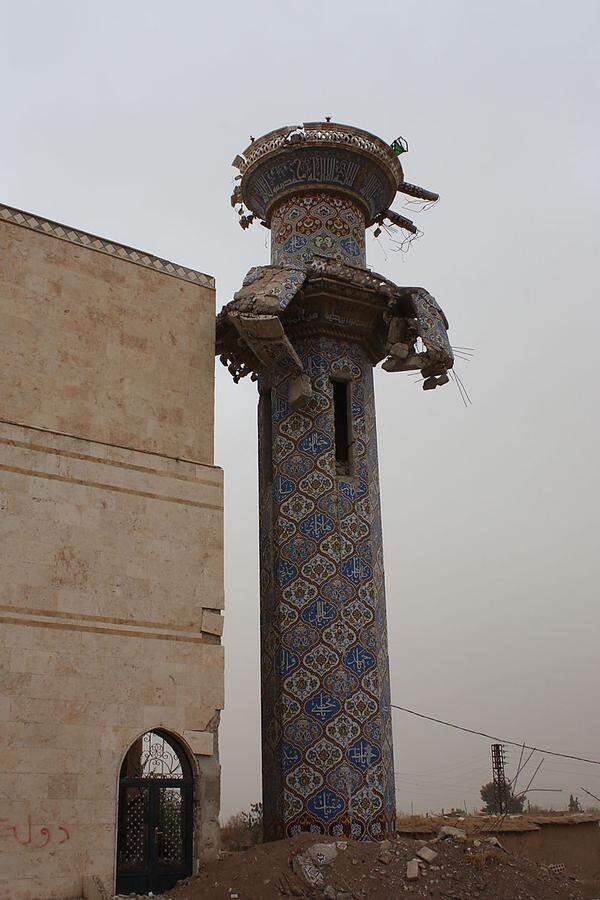 Vor den Kurden hatte IS den Ort kontrolliert. Die IS-Extremisten sprengten den oberen Teil des Minarettes der Moschee in die Luft.